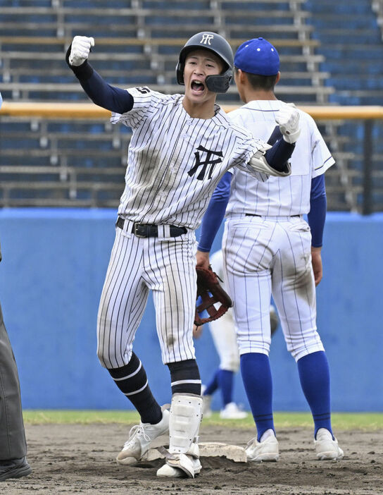 常葉大菊川―至学館　7回表常葉大菊川2死二塁、勝ち越しの左越え二塁打を放ち拳を上げる佐藤大加良＝草薙球場