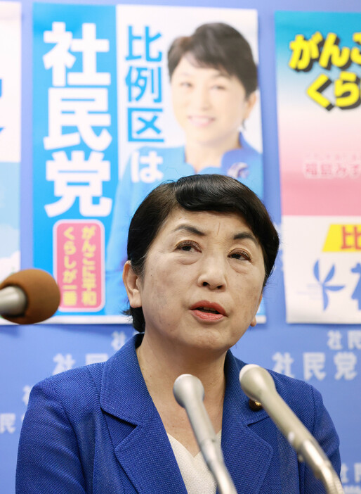 記者会見する社民党の福島瑞穂党首＝２７日午後、東京都中央区