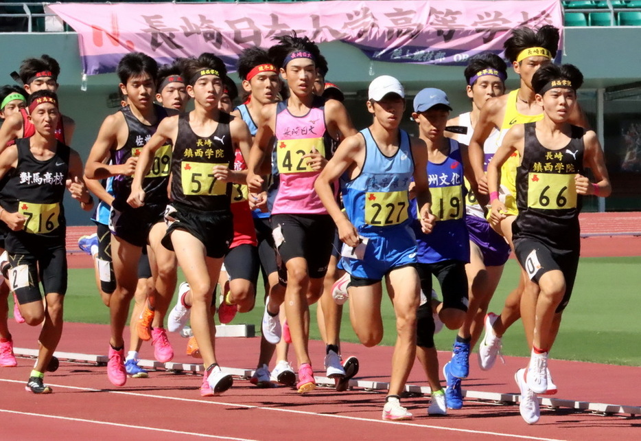 ９月の県高校新人大会男子１５００メートルで競い合う各校の選手たち＝諫早市、トランスコスモススタジアム長崎