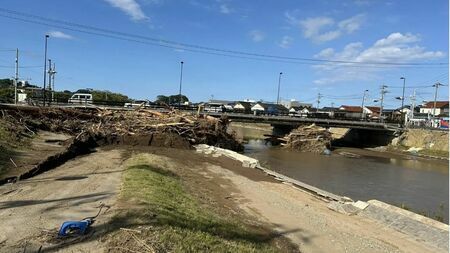 河原田川の橋脚に引っかかる流木（9月25日、輪島市内で筆者撮影）