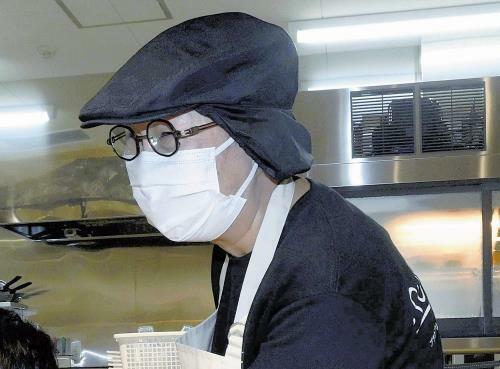 「全部食べたね」と子どもをほめる相原さん（右）（９月２５日、潟上市で）