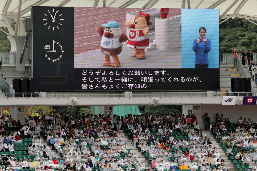 長崎がんばらんば国体の開会式で場内の様子を映し出す県立総合運動公園陸上競技場（現・トランスコスモススタジアム長崎）のオーロラビジョン＝２０１４年１０月、諫早市