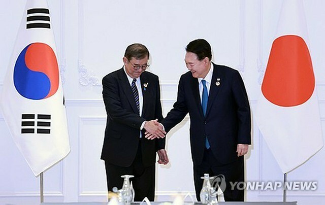 首脳会談で握手を交わす韓国の尹大統領（右）と日本の石破首相＝10日、エンチャン（聯合ニュース）