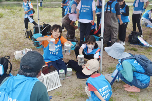 【貝の水質浄化について説明する学生＝松阪市松名瀬町で】