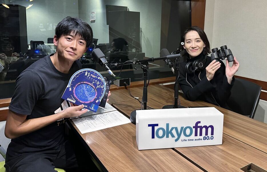 TOKYO FM「東京プラネタリー☆カフェ」の収録に参加した陸上の佐藤拳太郎(左)と、パーソナリティの篠原ともえ