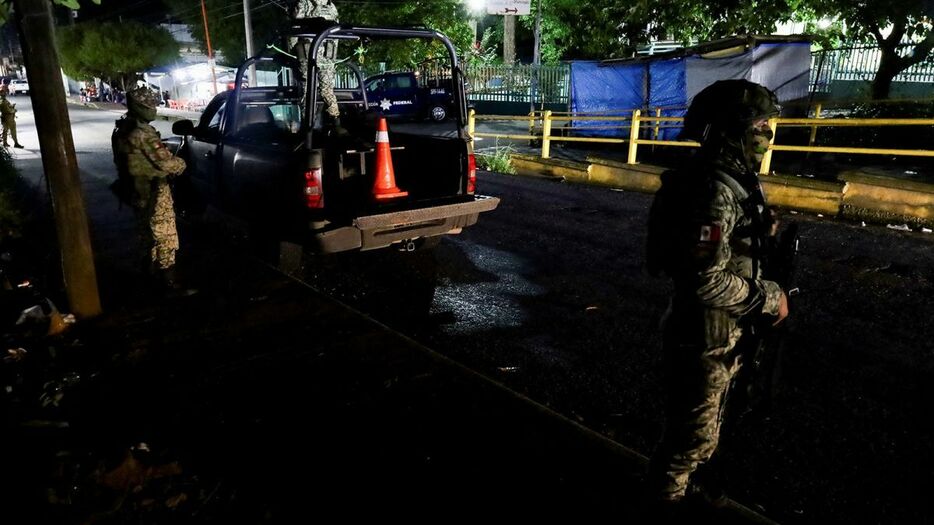 負傷した移民が運び込まれた病院の外を警護するメキシコ軍の兵士たち