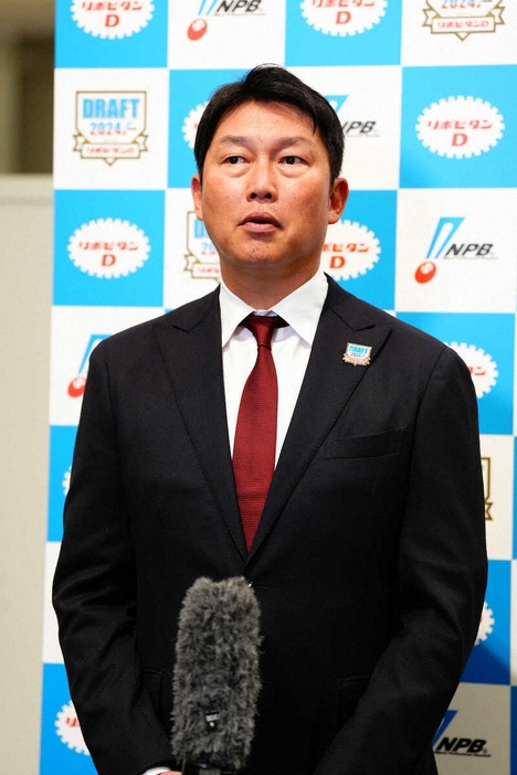 ＜2024プロ野球ドラフト会議＞1位指名を終え取材に応じる広島・新井監督