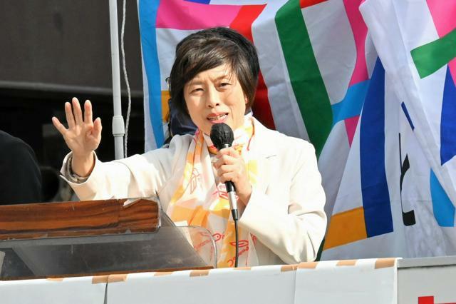 候補者らの応援に入った田村智子・共産党委員長=2024年10月18日午前、札幌市