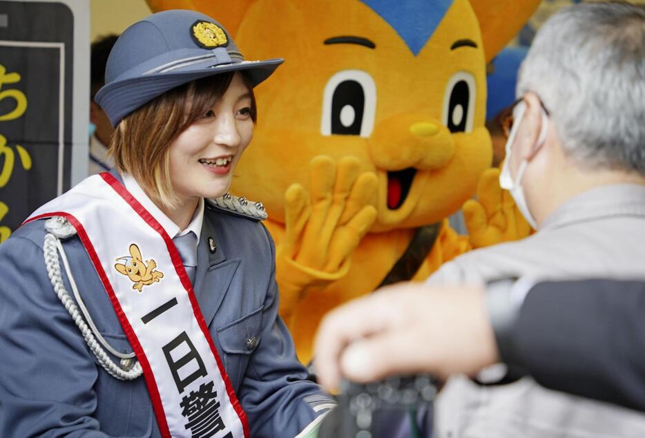 警視庁愛宕署の一日署長に就任し、防犯イベントに出席した柔道女子の角田夏実選手＝16日午前、東京都港区