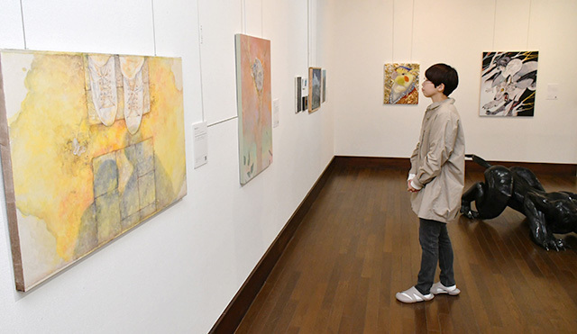 30代を中心とした若手作家たちの作品が並ぶ企画展＝鶴岡市の羽黒・芸術の森今井アートギャラリー