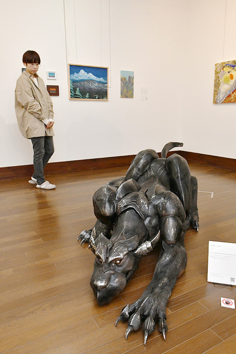 想像上の獣を表現した作品などが並ぶ企画展＝鶴岡市の羽黒・芸術の森今井アートギャラリー