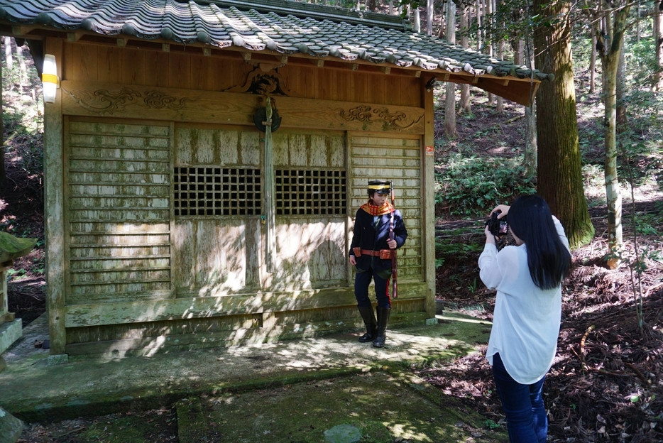 森と一体となった境内で撮影を楽しむコスプレイヤーとカメラマン＝兵庫県丹波篠山市大山地区で