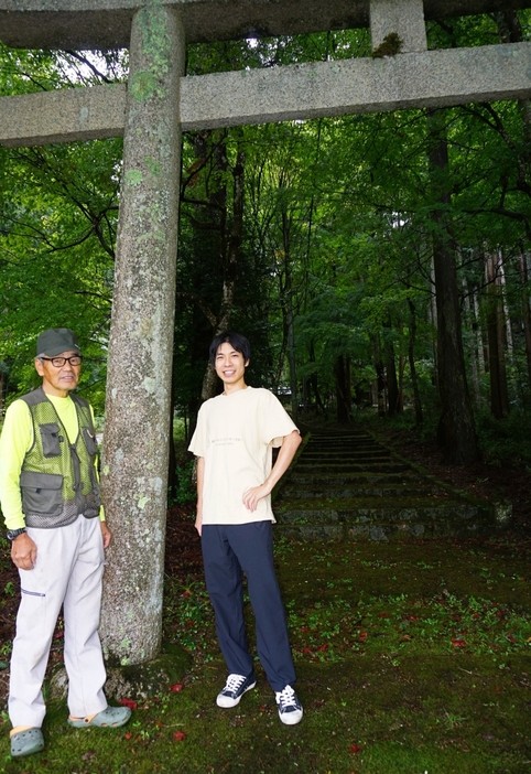 「森のフォトスタジオ」を始めた土田さん（右）と、地元との調整役を担った大山振興会の伊勢代表理事