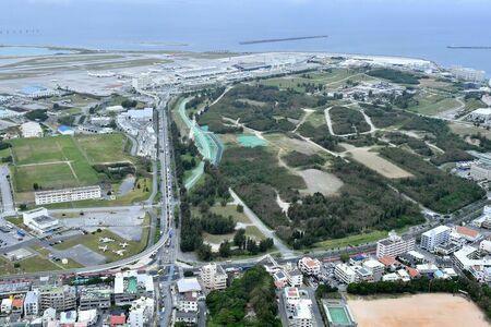 （資料写真）航空自衛隊那覇基地（左）と陸上自衛隊那覇駐屯地＝2018年撮影