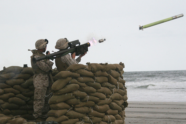 「スティンガー」を発射する兵士（画像：アメリカ陸軍）。