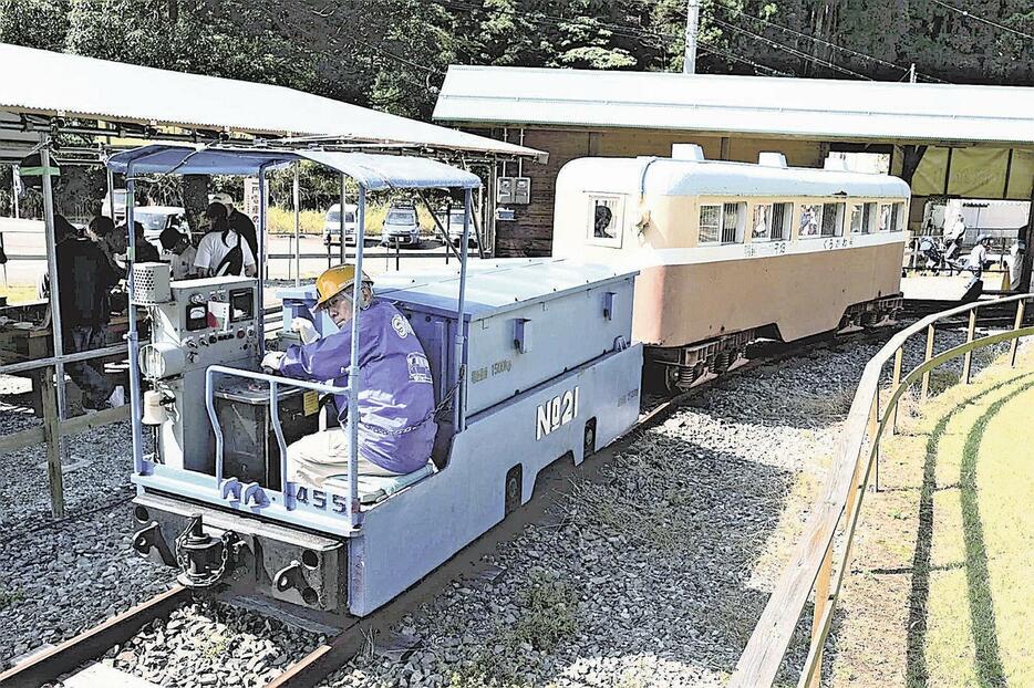 家族連れらを乗せて運行する「一円電車」（兵庫県養父市で）