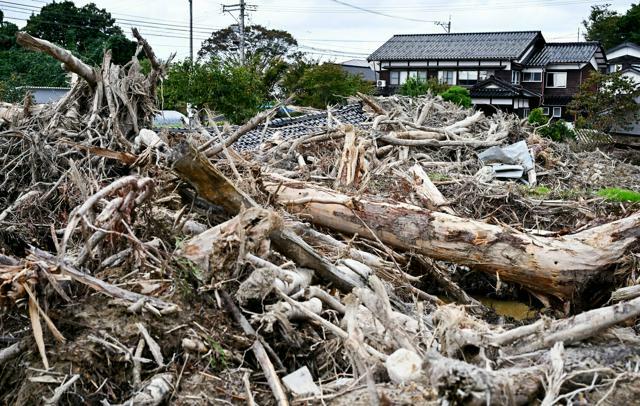 住宅前に流れ込んだ土砂や流木がそのまま残されていた=2024年10月20日午後0時52分、石川県輪島市町野町、金居達朗撮影