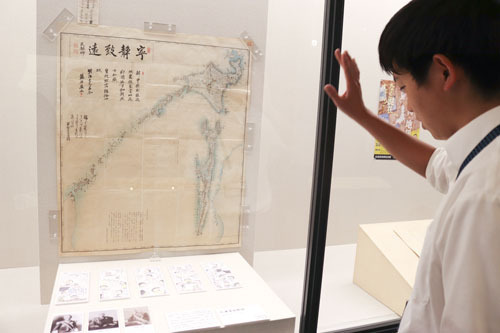 【企画展「武四郎と絵図・地図」に出品している「北海道国郡図」＝松阪市小野江町の松浦武四郎記念館で】