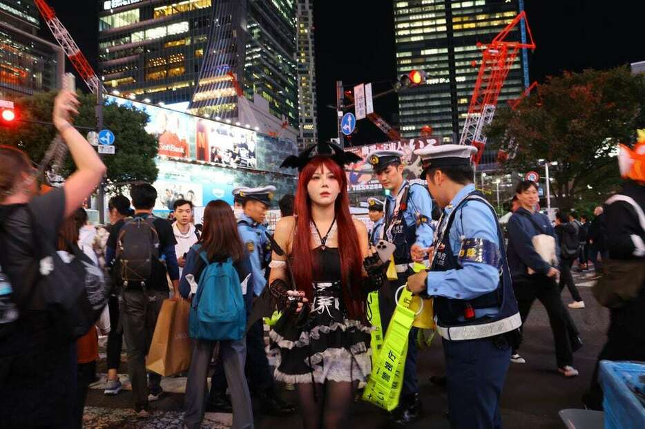 ハロウィン本番を迎え、渋谷駅周辺でコスプレを楽しむ人＝31日午後、東京都渋谷区（岩崎叶汰撮影）