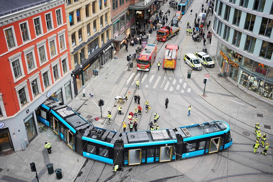 ノルウェーの首都オスロ中心部で脱線し、家電店に突っ込んだ路面電車（トラム、2024年10月29日撮影）。【翻訳編集】 AFPBB News