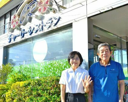 半世紀超の支援に感謝するチャーリーレストランの山入端宏光オーナー（右）と妹の真弓さん＝１８日、南城市玉城親慶原