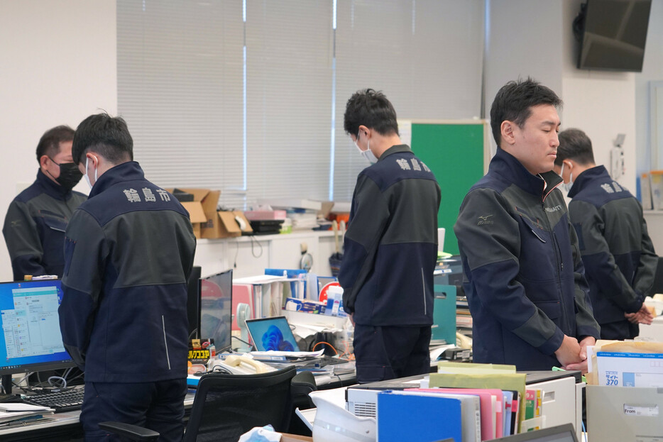 能登半島北部の記録的大雨から１カ月を迎えた２１日、大きな被害が出た石川県輪島市では、坂口茂市長や職員らが犠牲者の冥福を祈り黙とうをささげた。