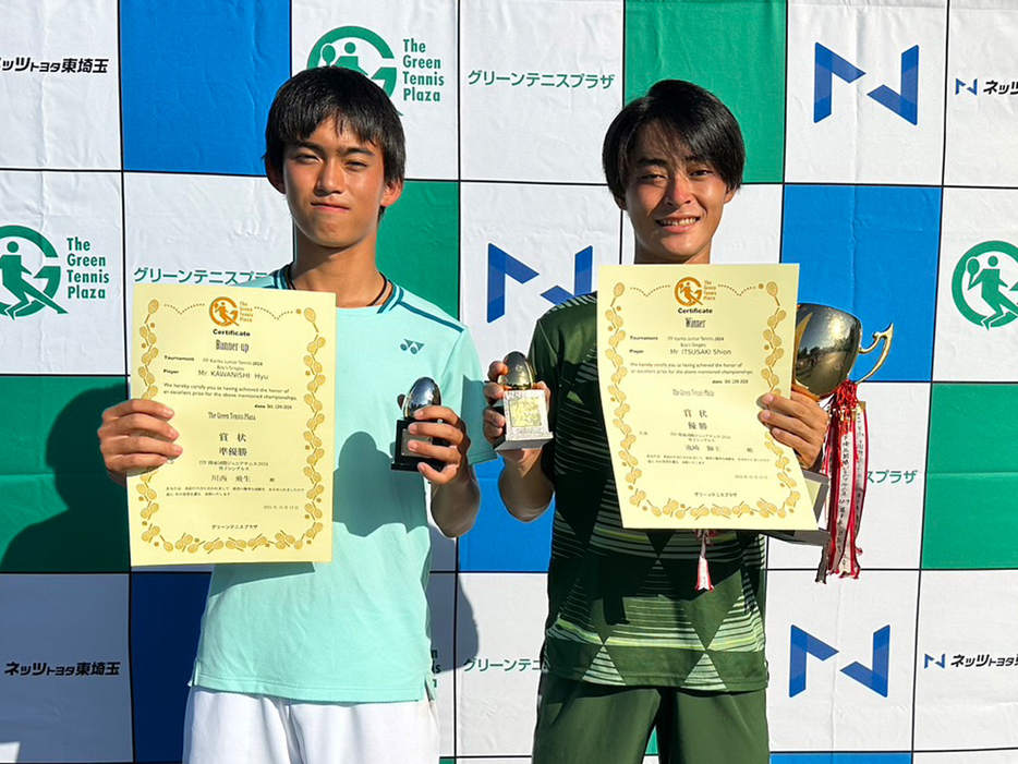 「ITF関東国際ジュニアテニス」（埼玉・グリーンテニスプラザ）の男子シングルスで優勝を飾った逸﨑獅王（トップランAIOI／右）と準優勝の川西飛生（湘南工科大学附属高校）（写真提供◎グリーンテニスプラザ）