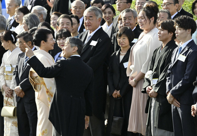 秋の園遊会に臨まれる天皇、皇后両陛下。前列（右から）体操の杉野正尭選手、柔道の阿部一二三選手、やり投げの北口榛花選手＝東京都港区の赤坂御苑で2024年10月30日午後2時11分、藤井達也撮影