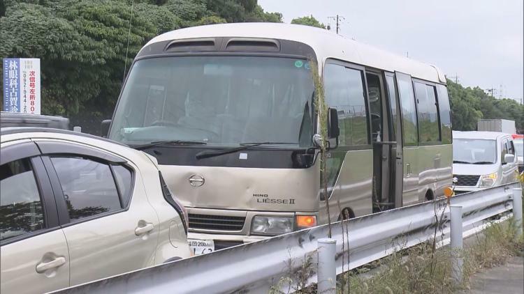 バスは芋掘り遠足帰りだった