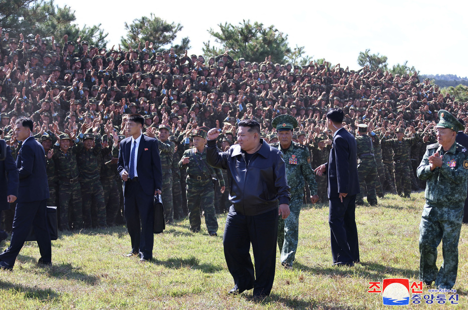 北朝鮮の首都平壌西方にある特殊部隊の訓練基地を視察した金正恩朝鮮労働党総書記（中央、2024年10月2日撮影、4日公開）。【翻訳編集】 AFPBB News