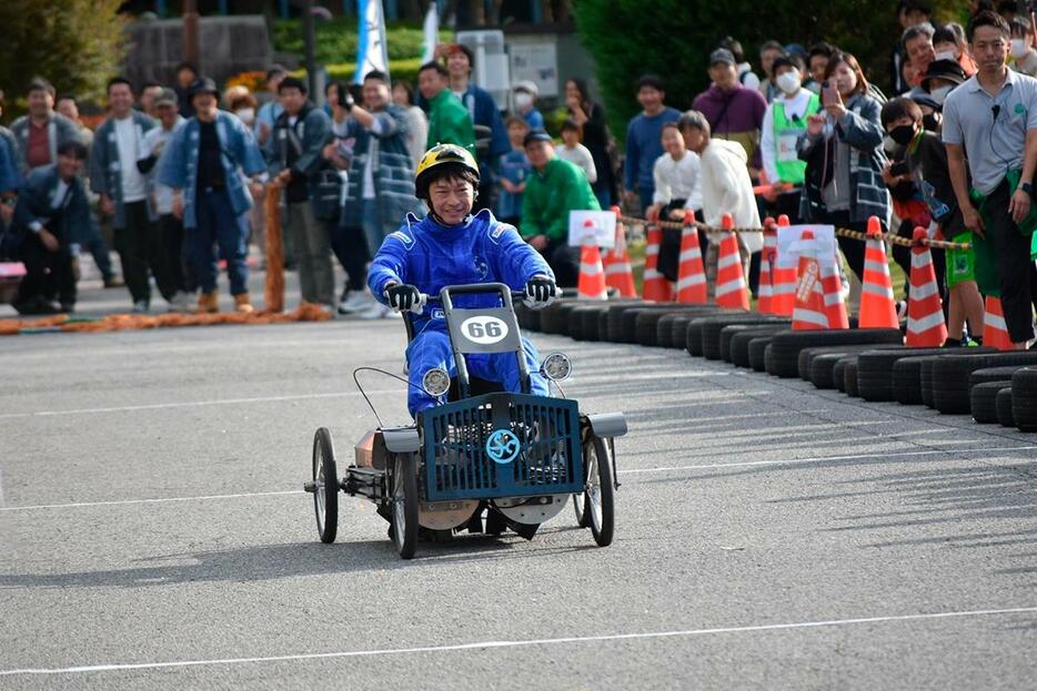 ゴム動力自動車コンテスト。写真は昨年優勝の「高崎青年経営者協議会」（8.94秒）