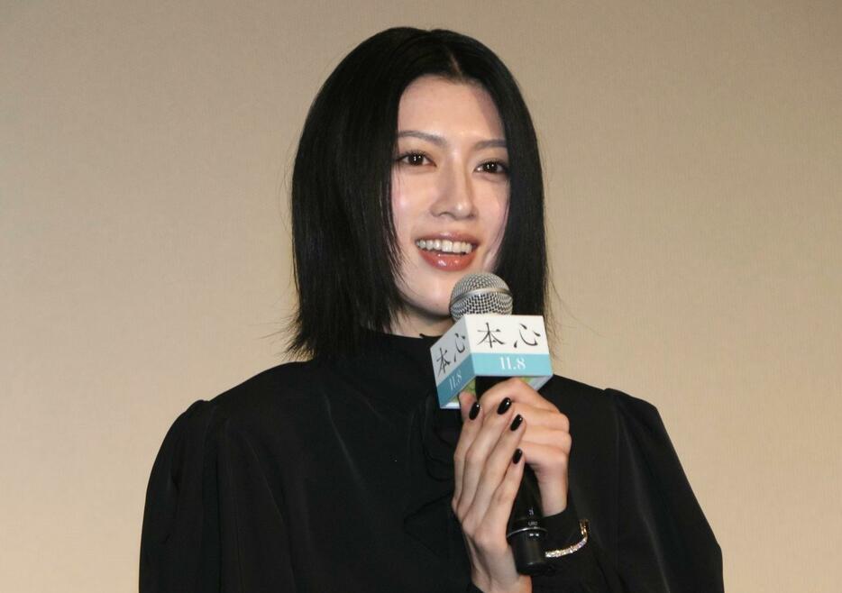 映画「本心」の完成披露舞台あいさつに登場した三吉彩花さん