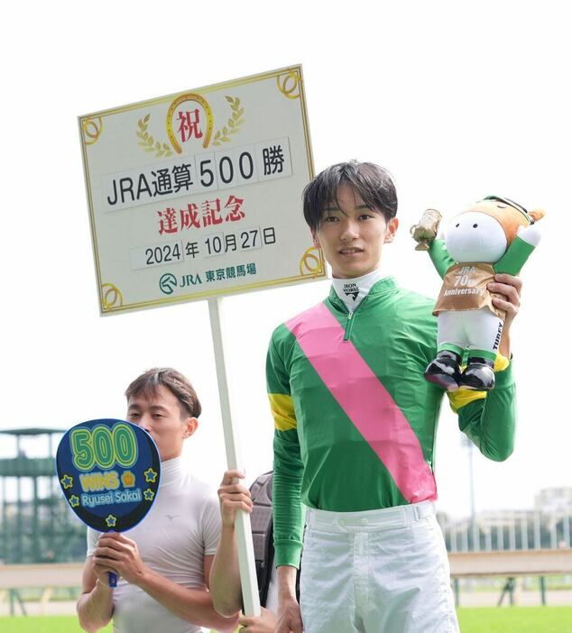 東京4R　タガノバビロンで1着となり、JRA通算500勝を達成した坂井瑠星騎手＝東京競馬場（撮影・岩川晋也）