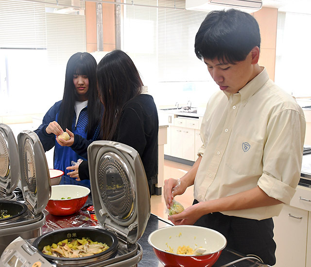 紅花を使った炊き込みご飯でおにぎりを作る生徒＝高畠町・高畠高