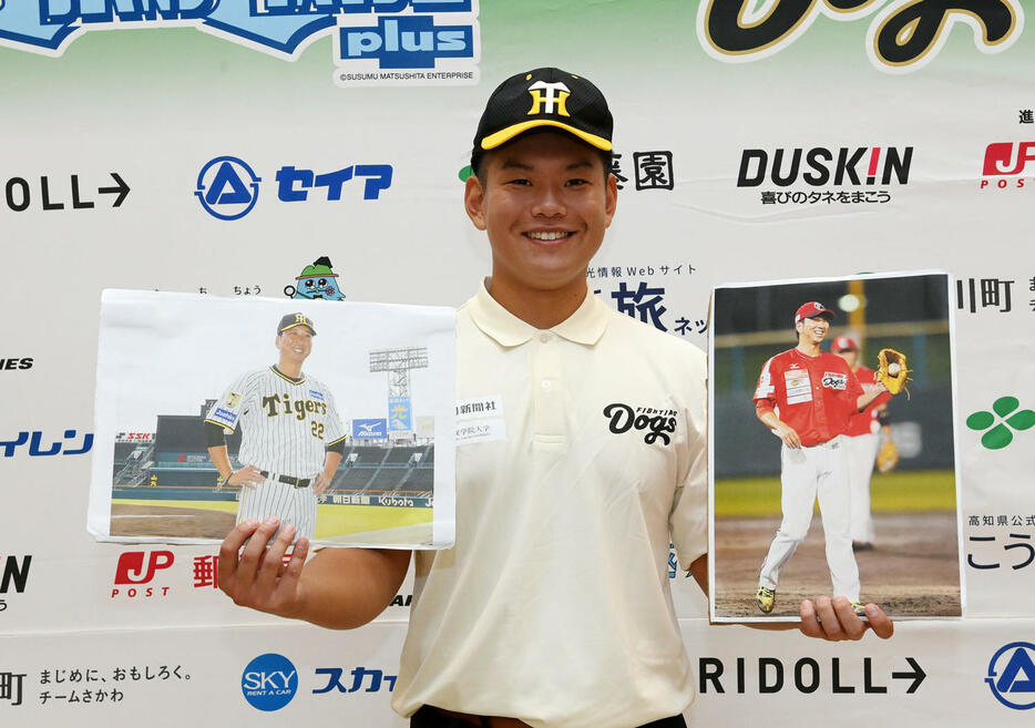 阪神から育成2巡目で指名された嶋村は藤川監督の写真を手にプロでの活躍を誓う（撮影・前岡正明）