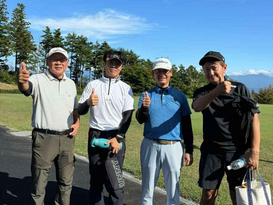 同伴の右から藤原さん、下瀬さん、渡辺さん、はむいち。写真のときだけ晴れました（笑）