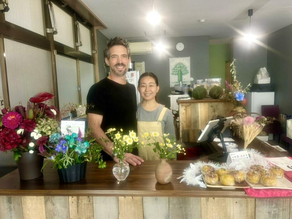 薬膳カフェ「ボンチタロウ」店主のファンコーニ・マイケルさん（左）とファンコーニ菜美子さん（右）