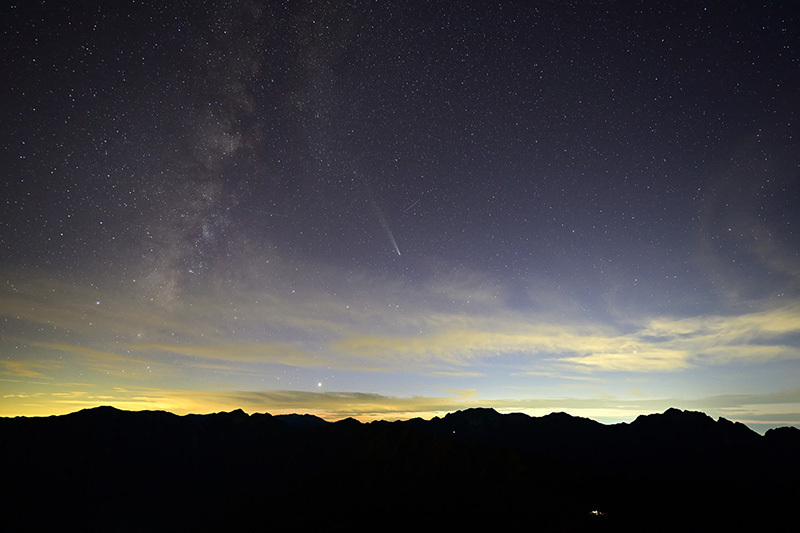 北アルプスより天の川と剱・立山連峰（右半分）とのランデブー（写真＝菊池哲男）