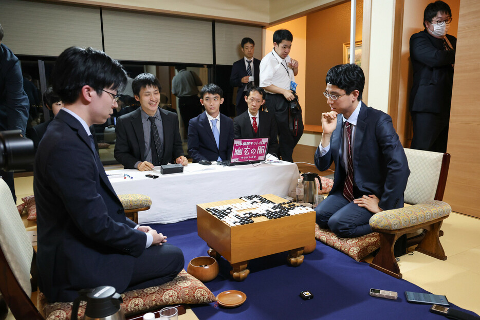 囲碁の第４９期名人戦７番勝負の第６局を終え、対局を振り返る芝野虎丸九段（手前左）と一力遼四冠（同右）＝３１日午後、千葉県木更津市