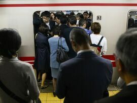 丸の内線新宿駅の朝の通勤ラッシュ