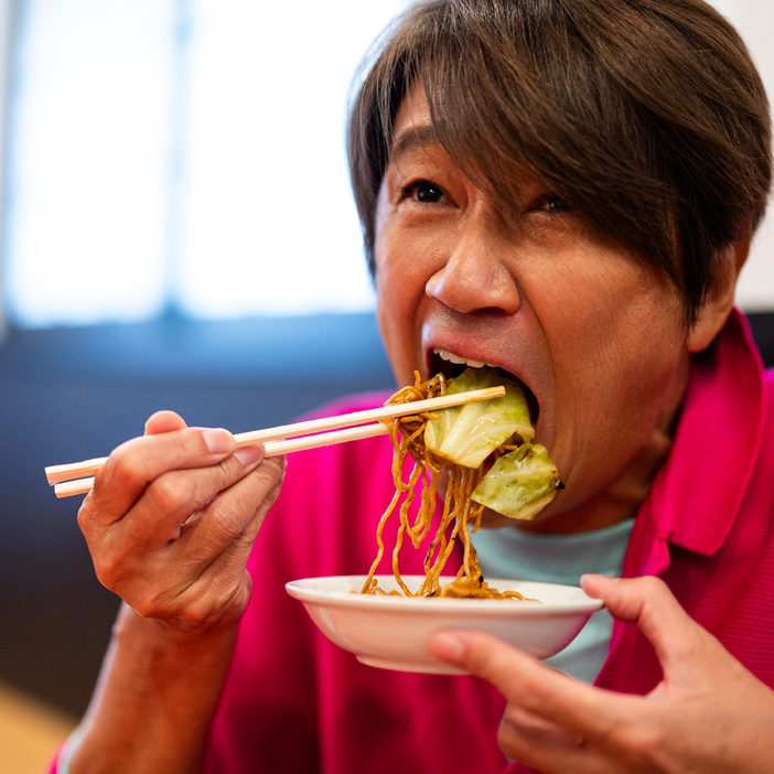 マッチいわく「ソース焼きそばはキャベツが重要」。わんぱくに頰張る表情からも幸せ感が伝わります！