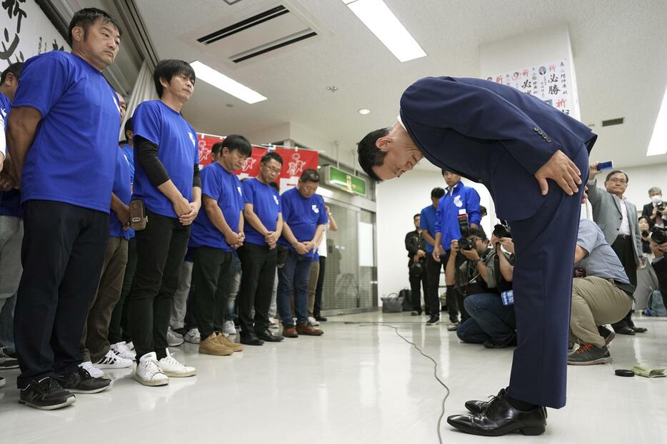 和歌山2区で敗北し、支援者らに一礼する自民党の二階伸康氏＝27日夜、和歌山県田辺市