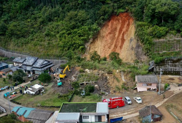 大雨に伴う土砂崩れで家屋がつぶれ、住民１人の安否が不明となっている現場＝２３日午後、延岡市浦城町（ドローン撮影）