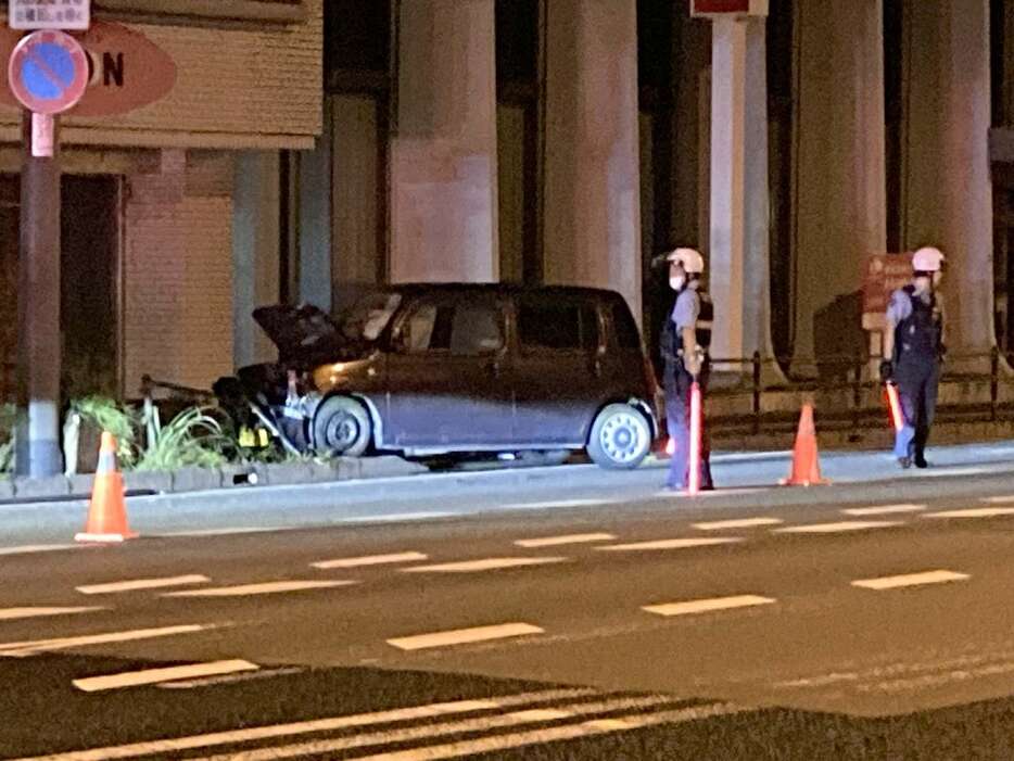 衝突した軽乗用車＝２０日、鹿児島市