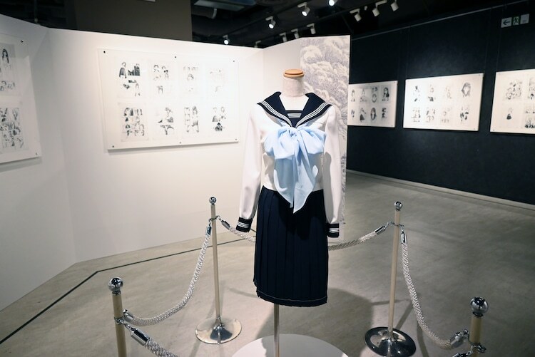 「博 漫画家デビュー15周年記念『明日ちゃんのセーラー服』原画展」の様子。