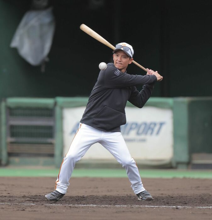 ノックを打つ松本哲也外野守備走塁コーチ（カメラ・相川　和寛）