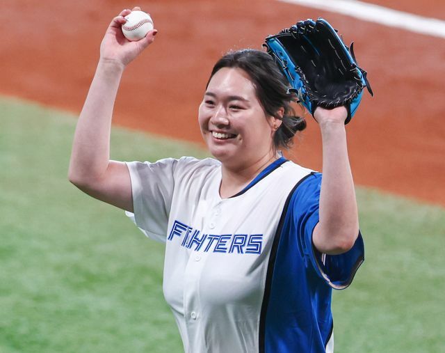 日本ハムのユニホームを着て始球式に登場した陸上やり投げの北口榛花選手(写真：時事)