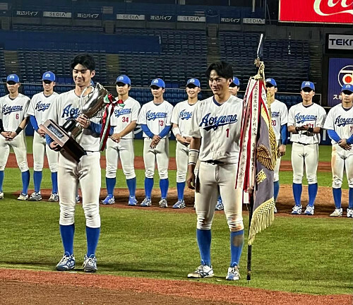 優勝旗を手にした佐々木主将と青学大の選手たち