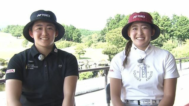 富士山を見て笑顔を見せる双子の岩井姉妹　左は姉・明愛選手 右は妹・千怜選手