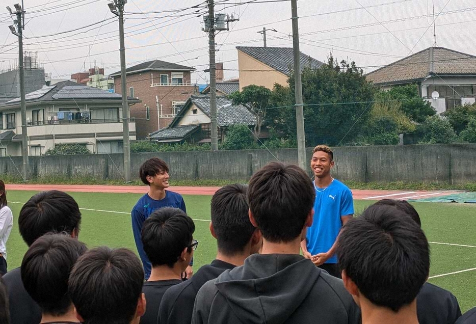 母校の八王子学園八王子高を訪れた橋岡（左）と、サプライズで登場したサニブラウン